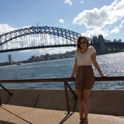 Alisa mit der Harbour Bridge