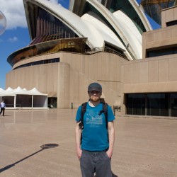 Dennis mit dem Opernhaus