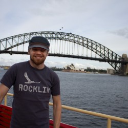 Dennis mit der Harbour Bridge