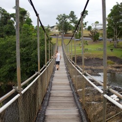 Paronella Park - Brücke über dem Wasserfall