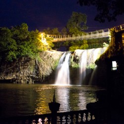Paronella Park - Wasserfall bei Nacht