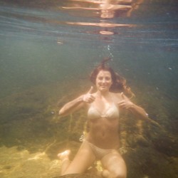 Alisa hat Spaß im Wasser