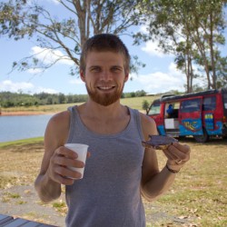 Dennis mit Nutella und Milch am See