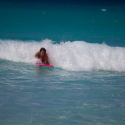 Alisa mit ihrem Bodyboard